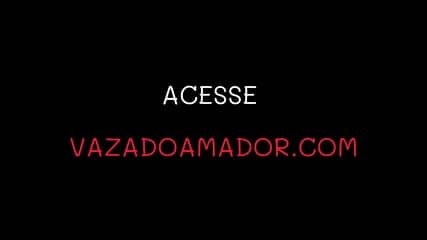Fumando e fodendo a buceta da gostosa de quatro vazou na net