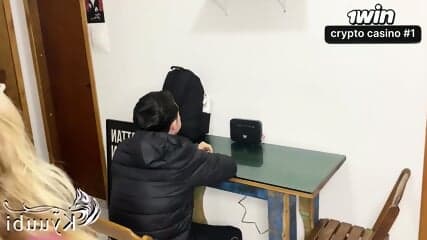 Namorado saiu e amigo dele chegou em casa para aproveitar uma loira até ela gozar!