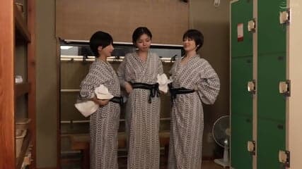 A Flat-chested Girl Challenges the Men's Bath with Just a Towel Wrapped Around Her Waist! If She's Caught, She's Out!? A Test of Courage at a Hot Springs Inn! Girls Enjoying the Thrill... What Will Happen If They're Caught?!