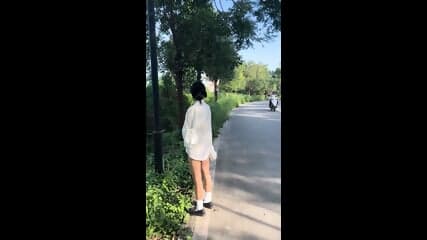 Cewek Cantik Eksib Di Jalan Raya
