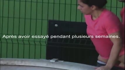 Des couples exhibitionnistes sont surpris en train de baiser en public par une camera de voyeur